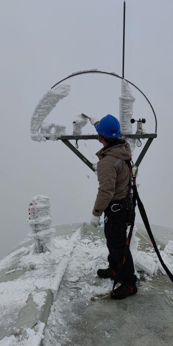 檢修人員在機(jī)艙外部清理風(fēng)向標(biāo),確保后續(xù)安全啟機(jī)(拍攝者:劉宇) 檢修人員在機(jī)艙外部清理風(fēng)向標(biāo),確保后續(xù)安全啟機(jī)(拍攝者:劉宇)