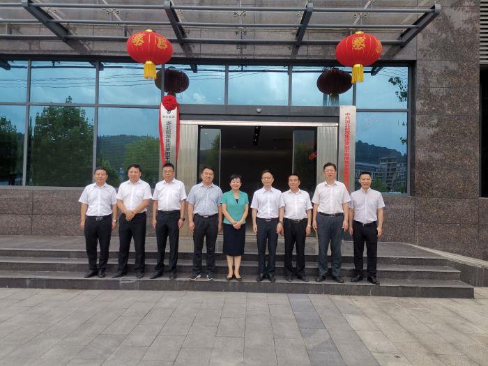 揭牌儀式領(lǐng)導(dǎo)合影(拍攝:袁時雨) 揭牌儀式領(lǐng)導(dǎo)合影(拍攝:袁時雨)