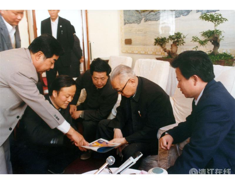 1988年4月，全國(guó)政協(xié)主席李先念在宜昌聽(tīng)取清江開(kāi)發(fā)匯報(bào)